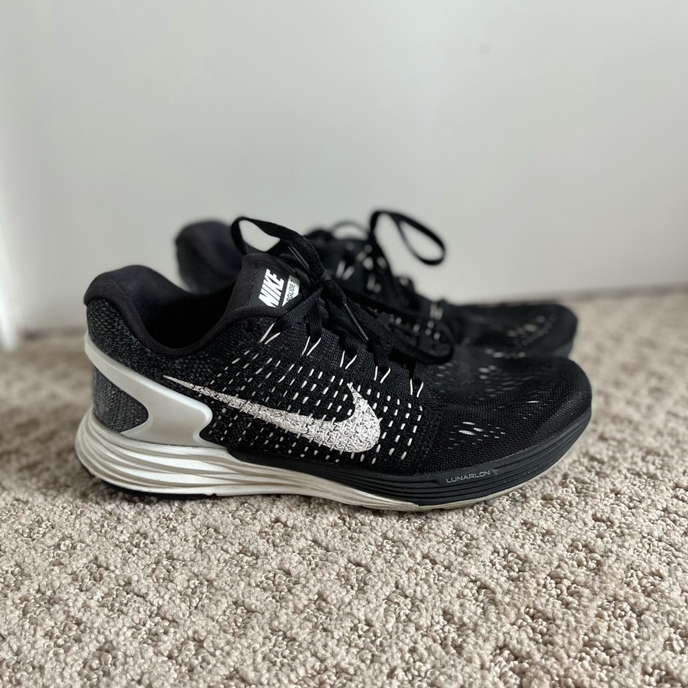 Nike Lunarglide 7 Women Size 7 Black and White